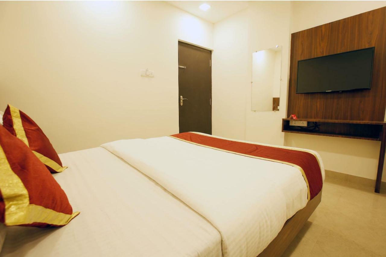 Hotel Ak International Ullāl Buitenkant foto